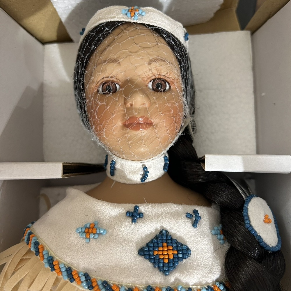Heritage Signature Collection Chenoa Native American Doll Porcelain‎ New
